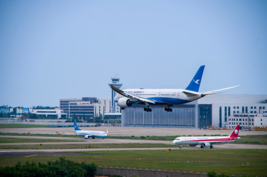 机场（搭乘空中交通及供飞机起降的设施）