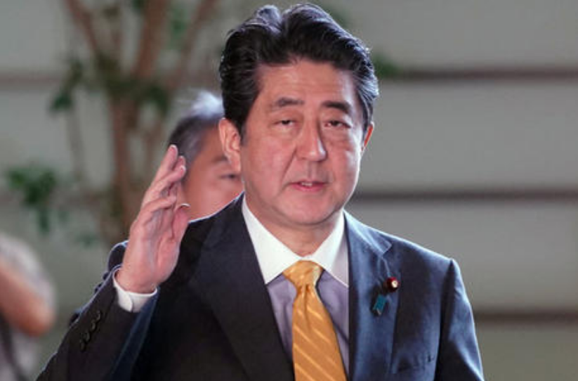 安倍晋三访问美国时被挤出红毯，为什么依旧满脸笑容？