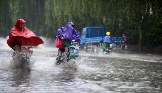 中央气象台连发暴雨预警，暴雨期间应注意什么？