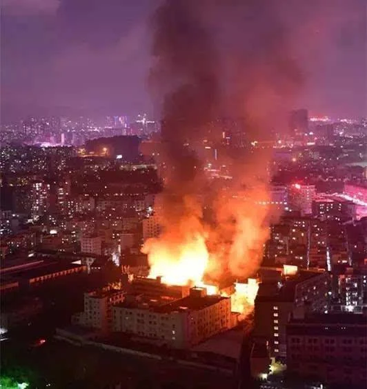 昆明呈贡一仓库起火了，导致其起火的原因是什么？