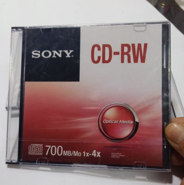 在CD光盘上标来自记有“CD–RW”字样，此标记表明光盘